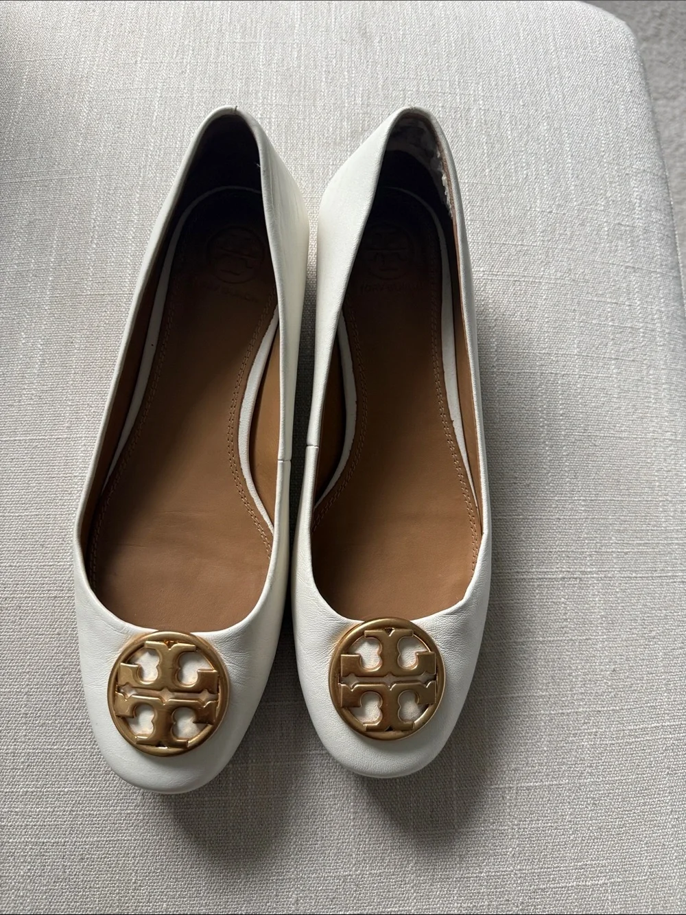 TORY BURCH WHITE GOLD LOGO CHELSEA HEELED BALLET FLATS 7US